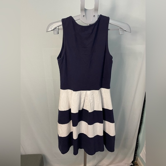 Duffield Lane. LUDINGTON DRESS IN NAVY & WHITE COLORBLOCK. UPF50+ MEDIUM - Picture 3 of 8